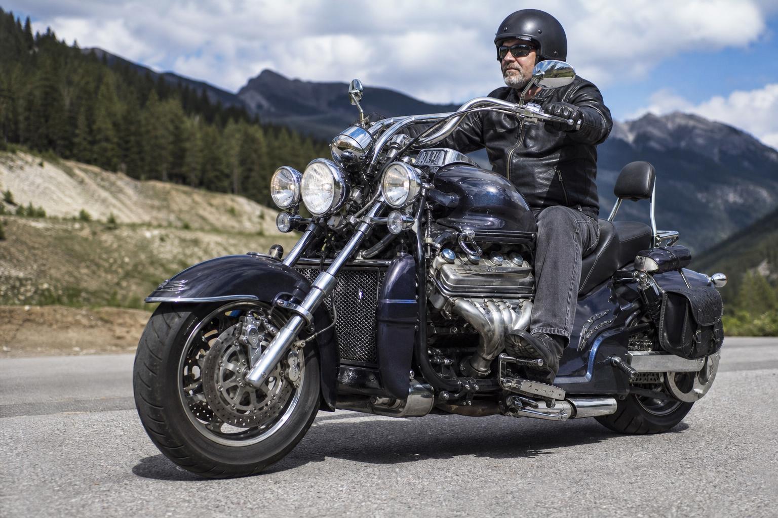 Boss Hoss: a moto com motor V8 que coloca um muscle car sobre duas rodas Boss Hoss V8 em estrada de montanha — moto com motor V8 Chevrolet small block