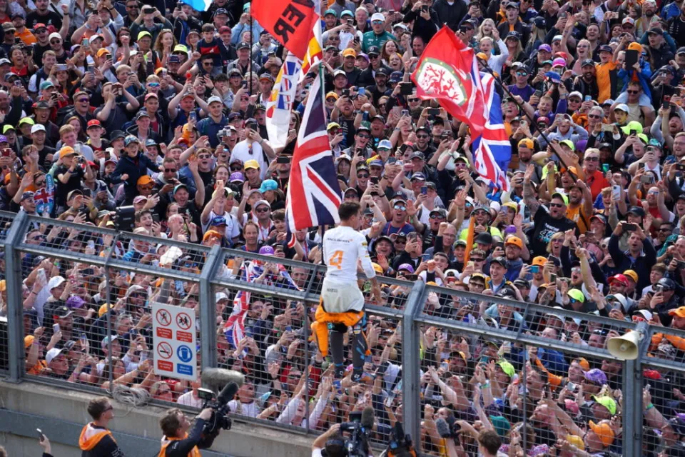 F1Destinations 2022 British GP Silverstone Fans 01821 1024x683 opt 2 1 - Paixão Por Combustão