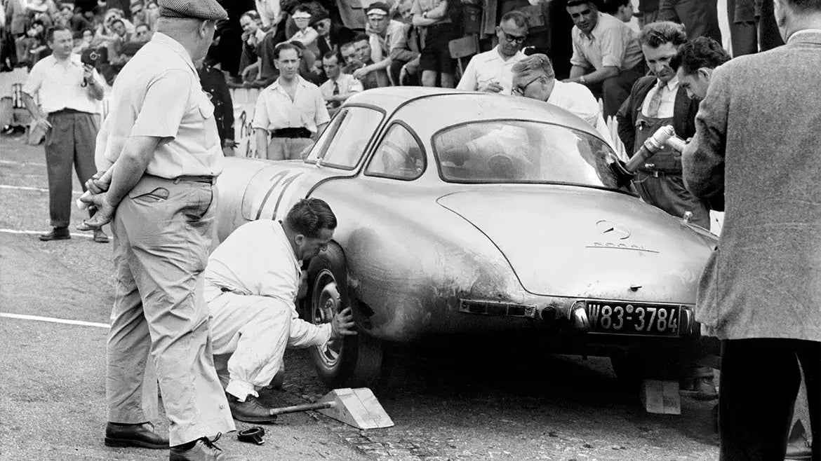 Mercedes-Benz 300SL Gullwing: A História do Ícone que Mudou o Automobilismo Wings of Change image.3 1 - Paixão Por Combustão
