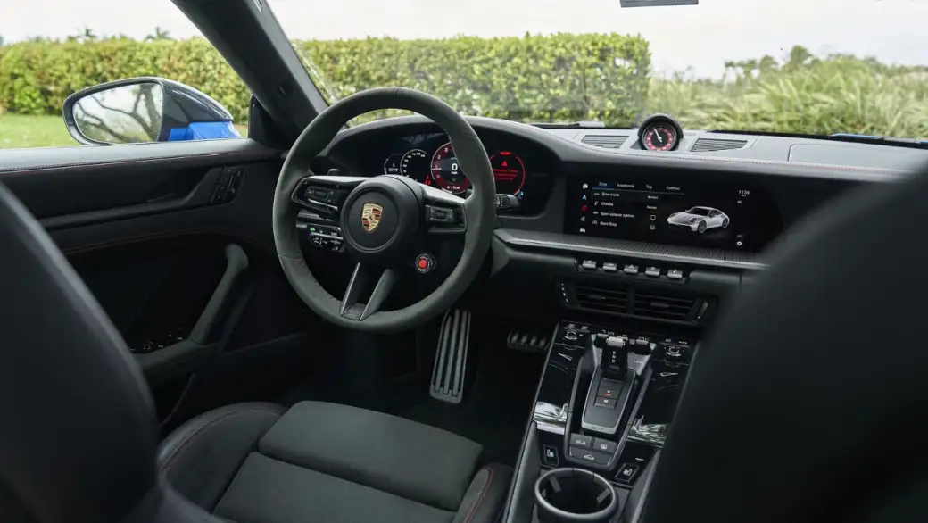 Porsche 911 (992.2): Evolução de um Clássico porsche PDK cockpit paixao por combustao - Paixão Por Combustão